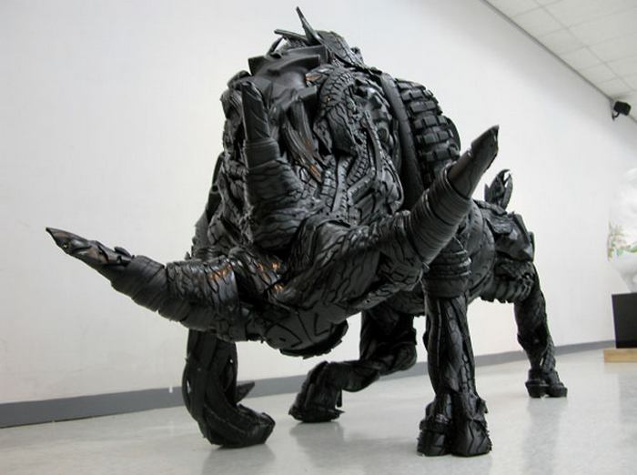 Ji Yong-ho tripod bull made of tires